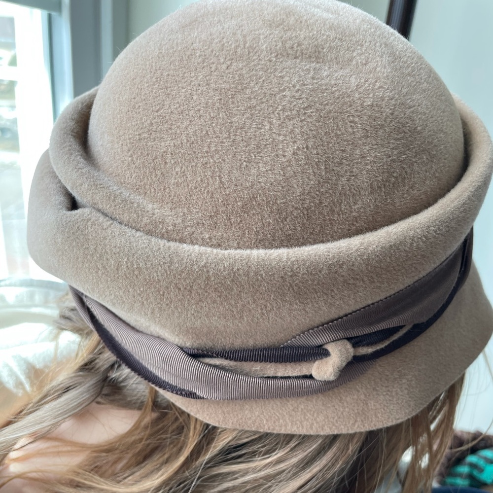Soft sculpted cloche in dark wheat felt🌾👒